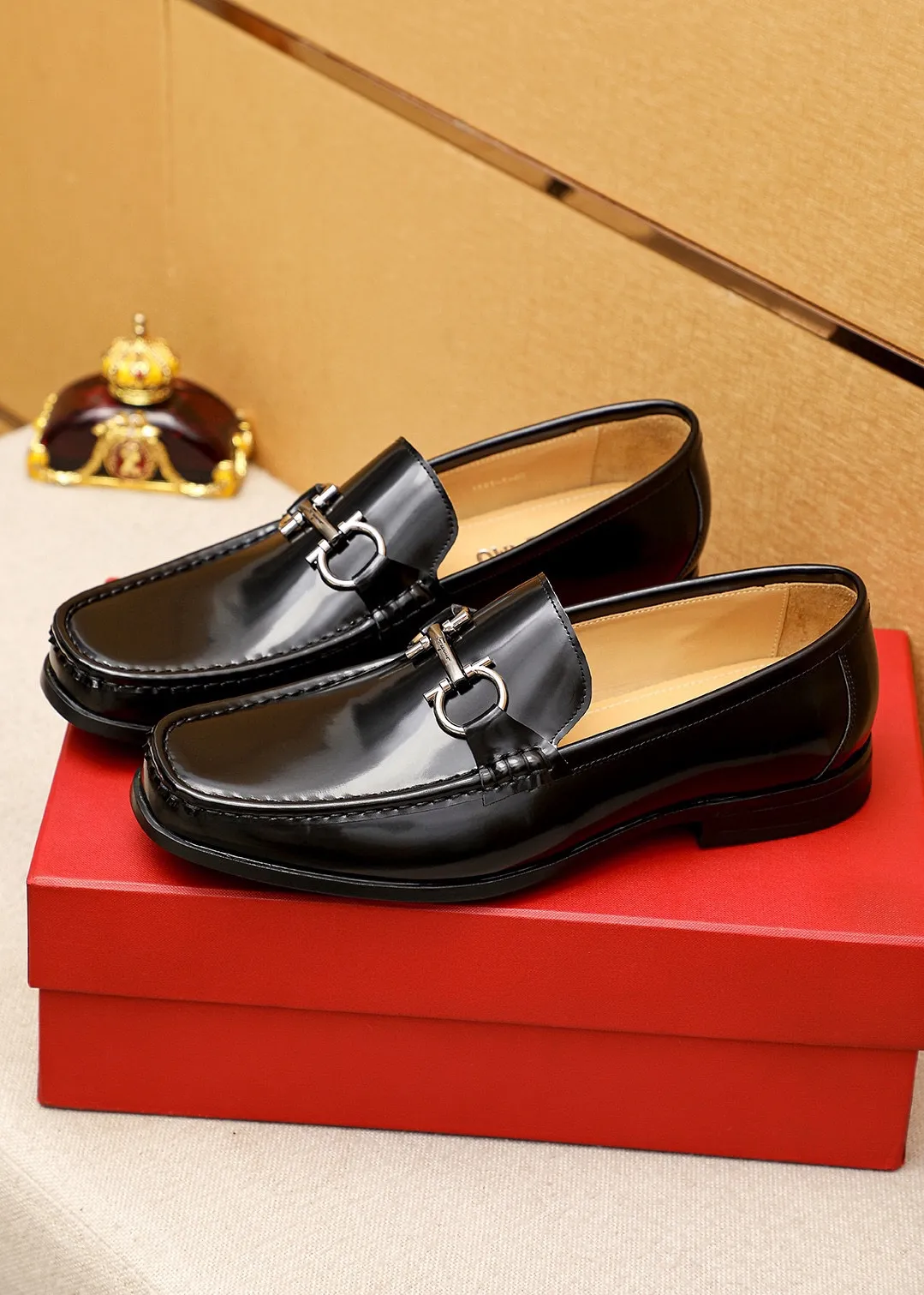 Men's shoes 💰460 💐 Product trademark: Ferragamo "Ferragamo" casual leather shoes Regular size: 38-44 (45.46🉑️customized) Product materials: Selected imported first-layer open-edge beaded cowhide leather upper + luxury hardware buckle, imported water-dyed cowhide leather lining. Strong three-dimensional visual effect, original rubber outsole Color: 1⃣️color optional